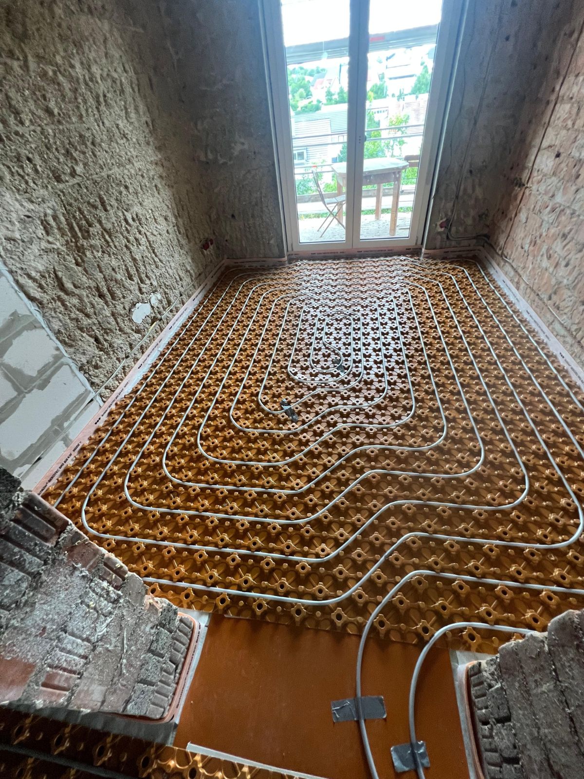 Verlegung einer Fußbodenheizung mit Schlüter-System im 300 qm Mehrfamilienhaus durch Ullrich Bauprojekte.